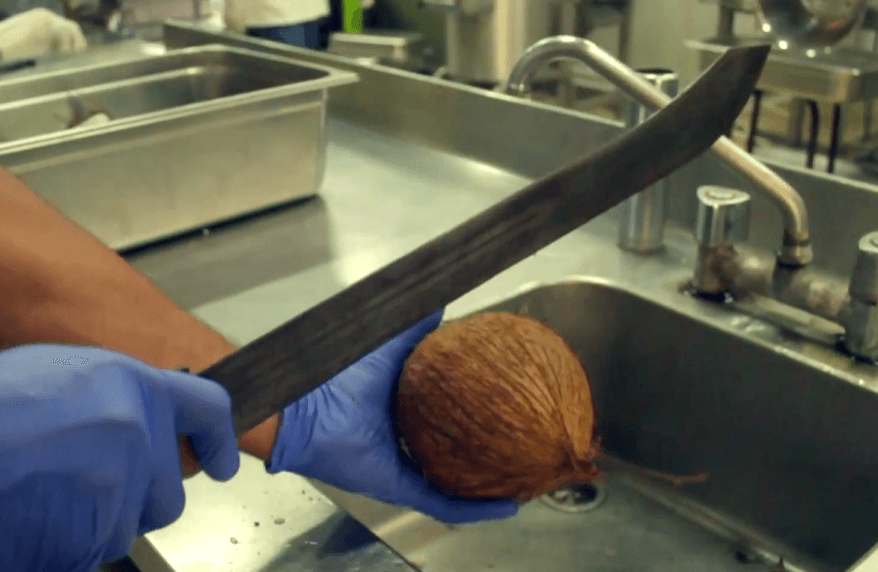 Ouverture de la noix de coco à la machette